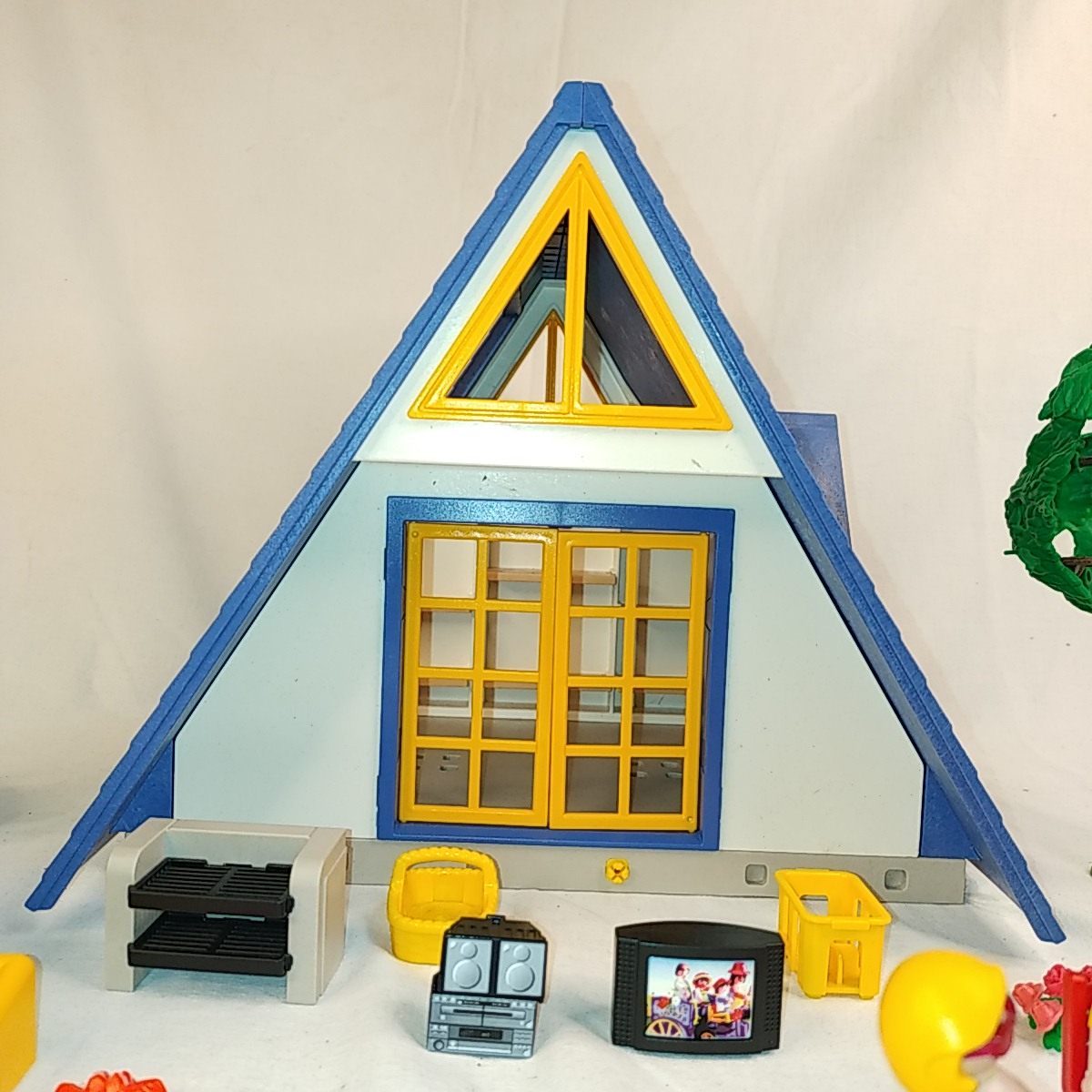 Voir photo 3 de Playmobil -3230 - Maison de vacances avec 4 personnages et des accessoires Playmobil -3230 - Maison de vacances avec 4 personnages et des accessoires Bon état - Vue 3 -